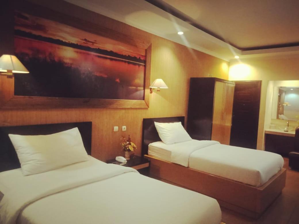 Hotel Kencana Rembang Luaran gambar